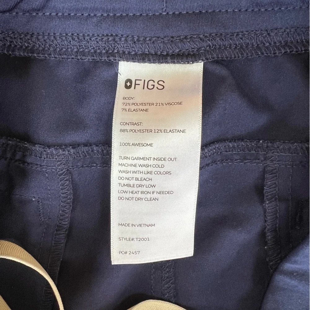 FIGS Men’s Axim Cargo Straight Leg Scrub Pants in Navy Blue, size Medium